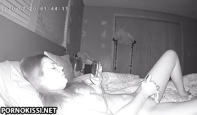 Стройная жена сверху прыгает на члене мужа перед скрытой камерой в спальне онлайн