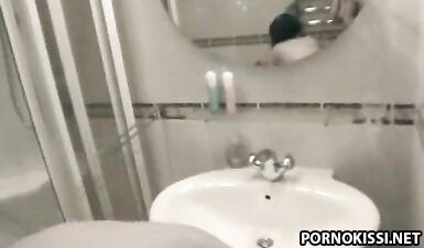 Русский парень в ванной в позе раком снимает домашнее порно с женой
