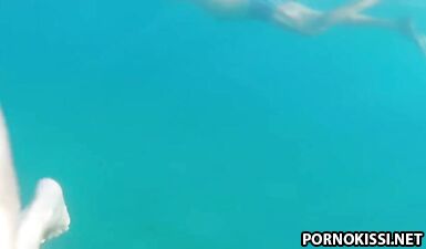 Туристка купается в море голышом - порно фото